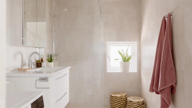 Badet fra 2020 er romslig, med delikate flislagte vegger og gulv med elektrisk gulvvarme for en behagelig start på dagen.