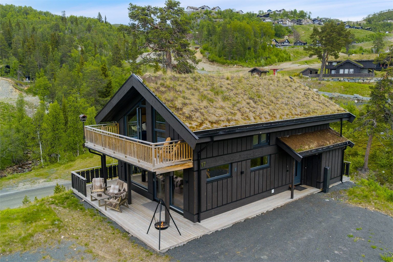 Hytta ligger fint til i Holtardalen. Foto: Fjellmedia