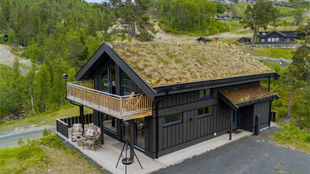 Hytta ligger fint til i Holtardalen. Foto: Fjellmedia