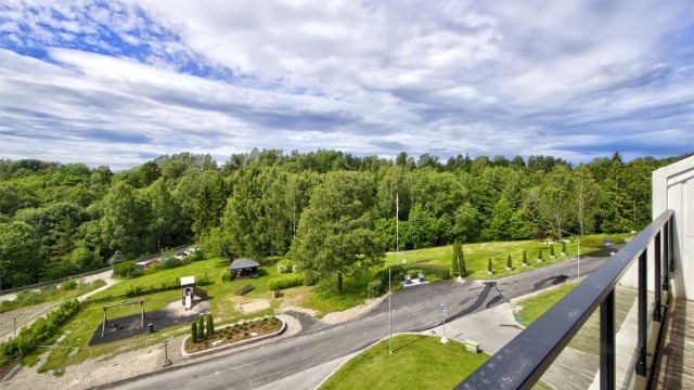 Utsikt fra balkong - høyt og fritt beliggende med lite/ingen innsyn - orientert mot vest med gode solforhold