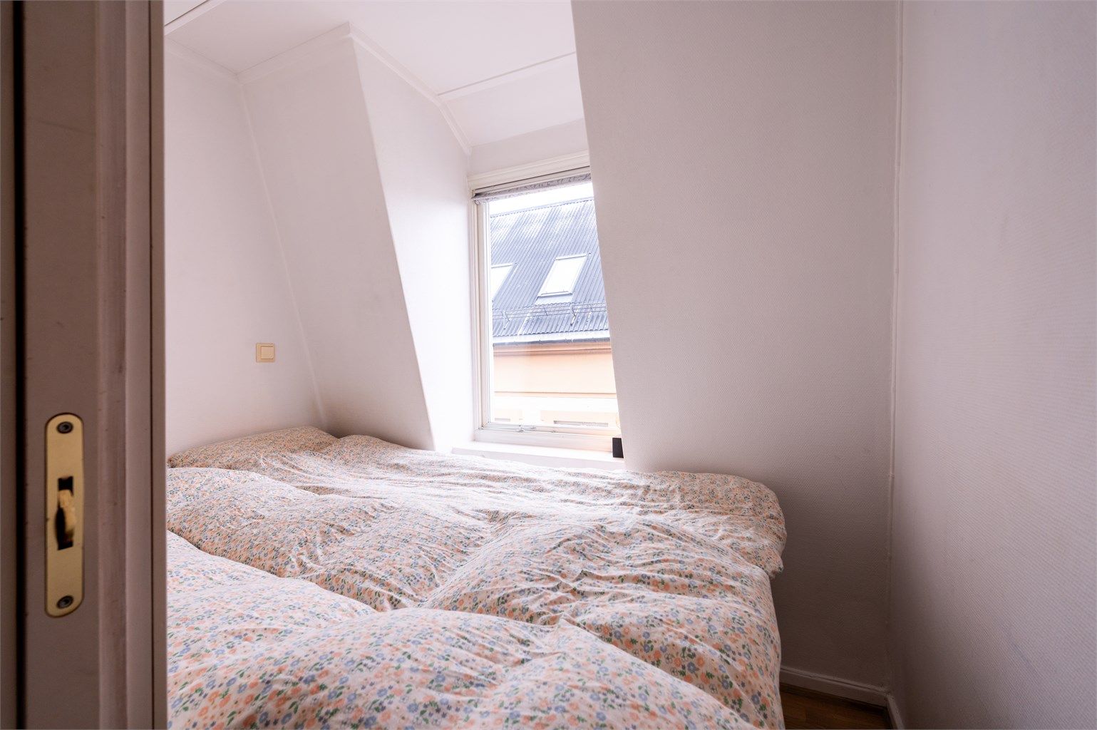 Lite, men hyggelig soverom som vender mot bakgård