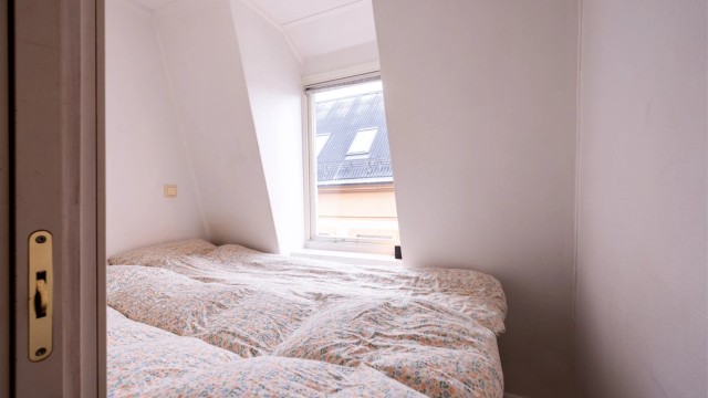 Lite, men hyggelig soverom som vender mot bakgård
