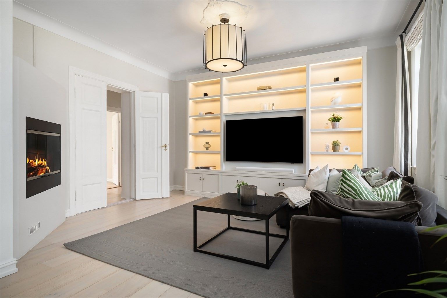 Leiligheten har gjennomgående, klassiske detaljer som store, klassiske vinduer, generøs takhøyde, brede lister og rosett