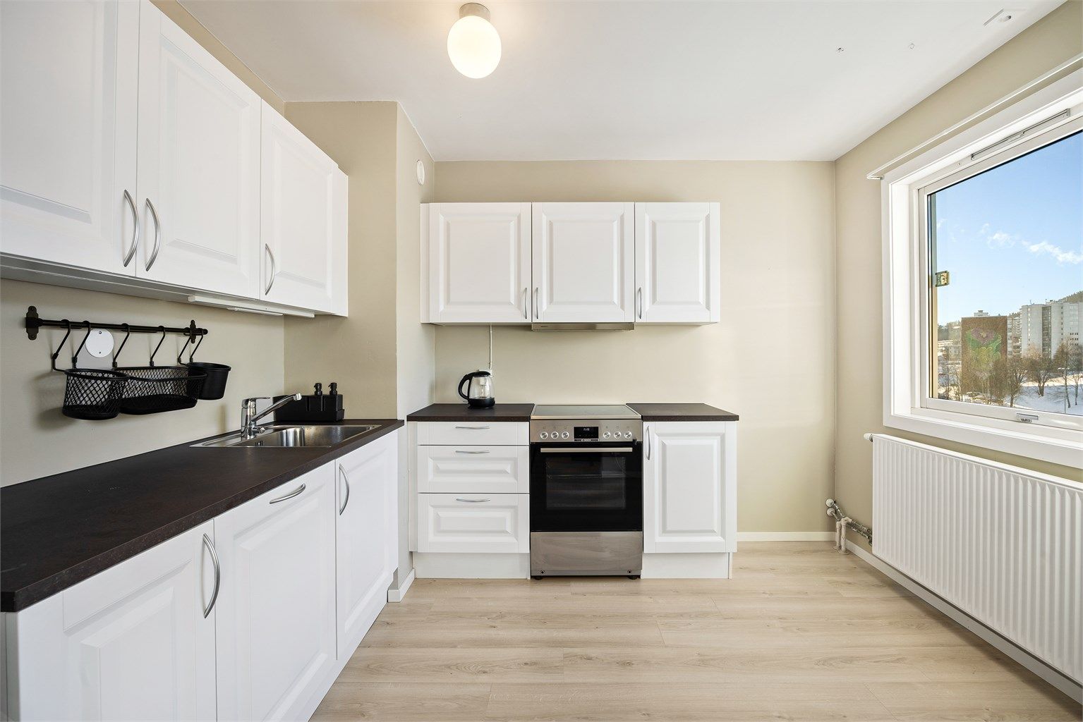 Pen kjøkkeninnredning fra 2023 med profilerte fronter Foto: Stine Prøitz Jørgensen