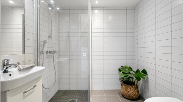 Baderom nr 2 har adkomst fra gangen/entréen