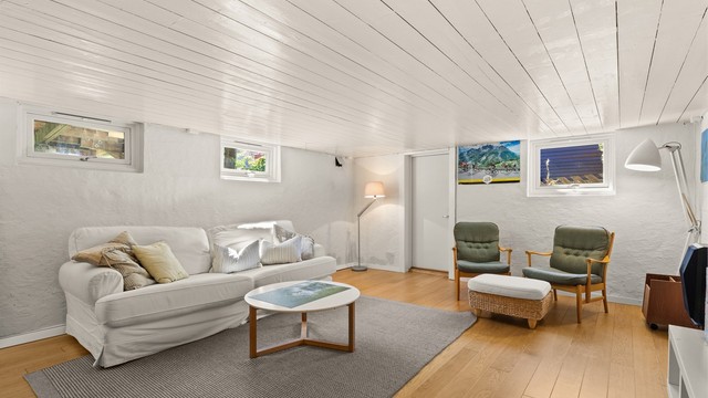 Stor og lys kjellerstue med 1-stavs parkett og gulvvarme (rommet er ikke byggemeldt for varig opphold) og egen utgang direkte til hagen. Det ble lagt nye varmefolie og ny parkett i 2012