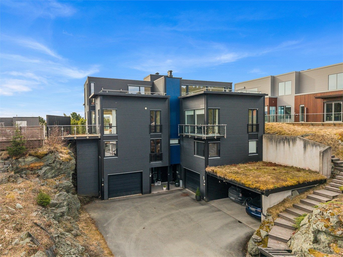  Området er spesielt godt egnet for familier, med kort vei til både skoler og barnehager. Åsveien skole (1–10 kl.) ligger ca. 9 minutters gange unna, mens Sverresborg ungdomsskole nås på ca. 6 minutter.