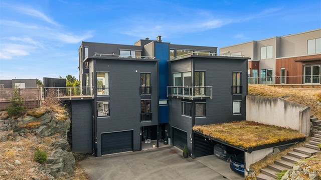 Området er spesielt godt egnet for familier, med kort vei til både skoler og barnehager. Åsveien skole (1–10 kl.) ligger ca. 9 minutters gange unna, mens Sverresborg ungdomsskole nås på ca. 6 minutter.