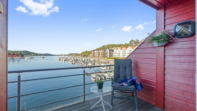 Balkong med plass til sittegruppe og utemøbler.