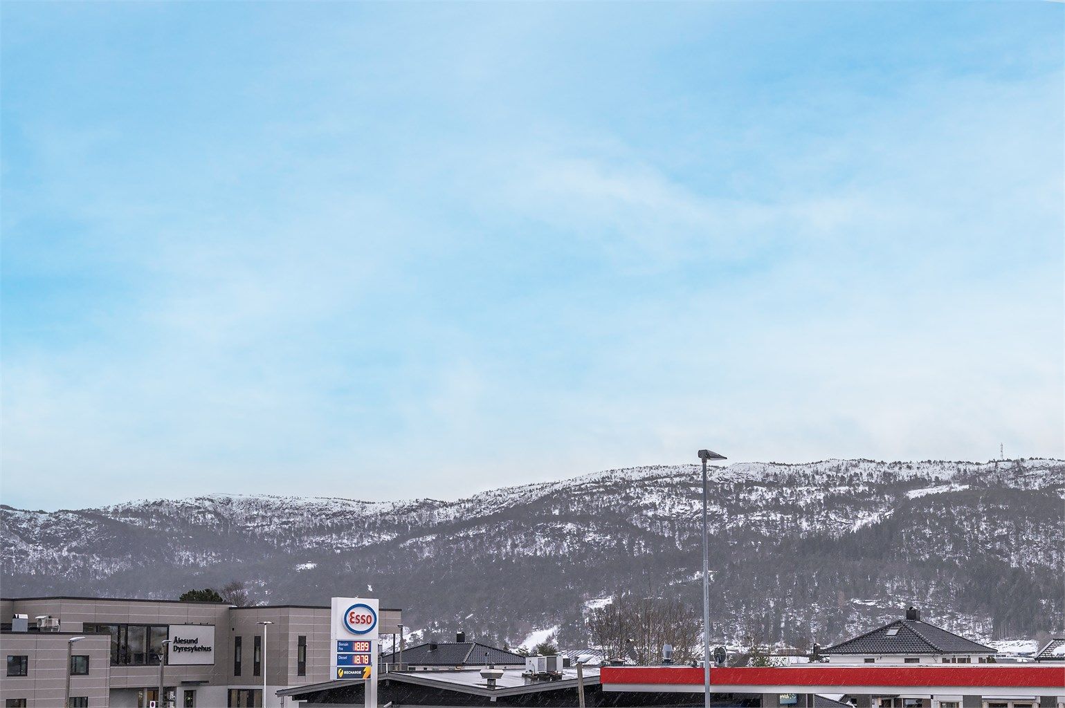 I umiddelbar nærhet finner du servicetilbud som bensinstasjon og ladepunkt.