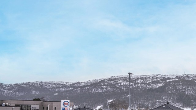 I umiddelbar nærhet finner du servicetilbud som bensinstasjon og ladepunkt.