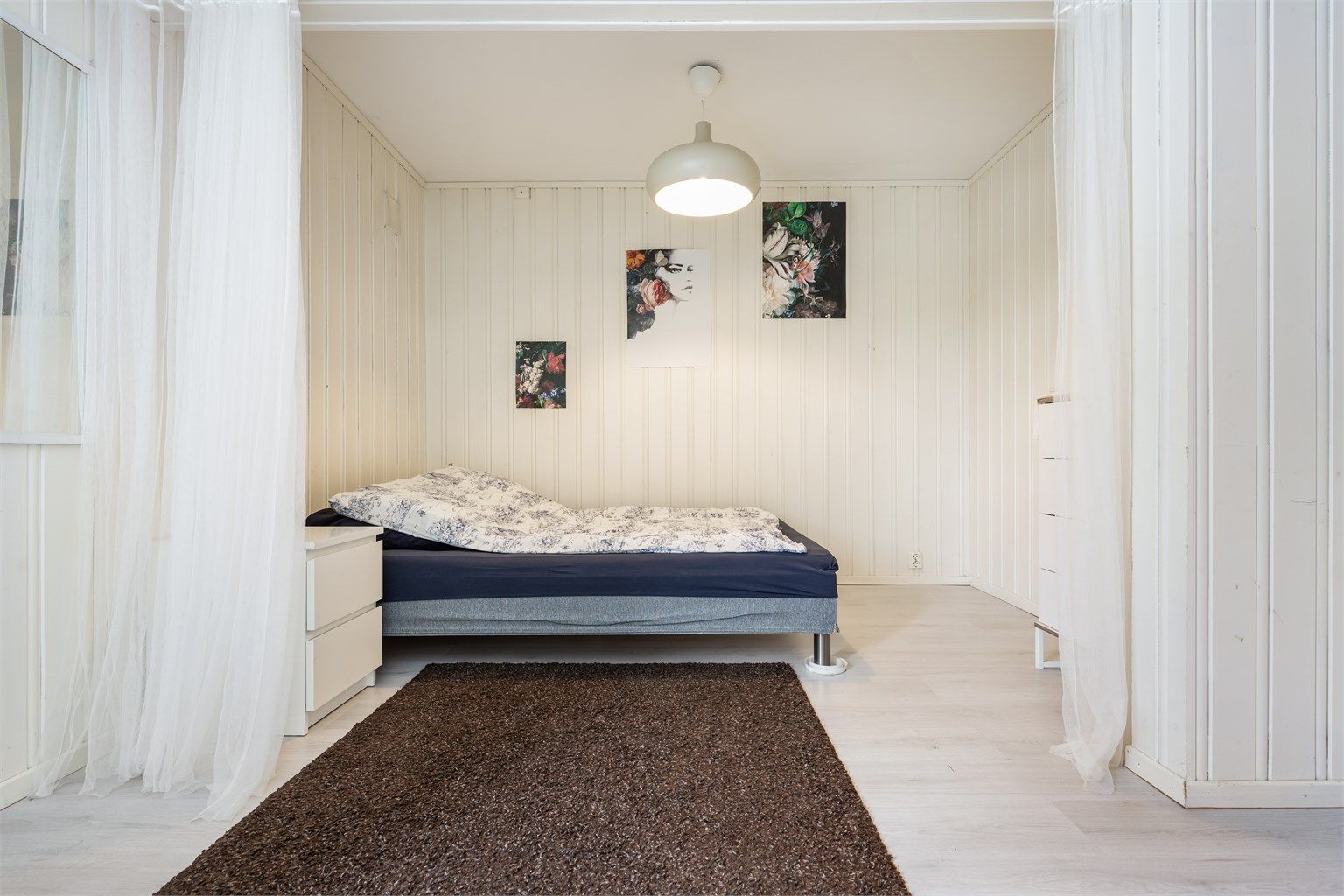 Deler av soverom 3 i underetasjen er opprinnelig byggemeldt som bod jf. byggetegninger og er ikke godkjent til varig opphold. 