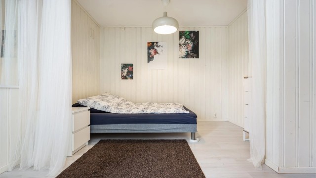 Deler av soverom 3 i underetasjen er opprinnelig byggemeldt som bod jf. byggetegninger og er ikke godkjent til varig opphold.