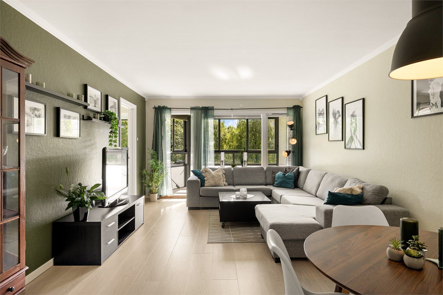 Høyden av andre etasje og avstanden til øvrig bebyggelse gjør stuen lite eksponert for innsyn.