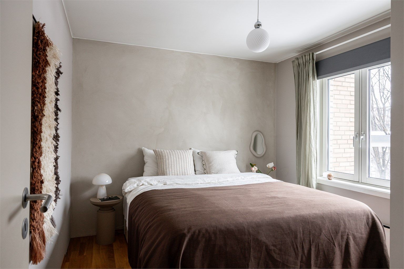 Soverommet er malt i en lys, behagelig farge og det er godt med naturlig lys.