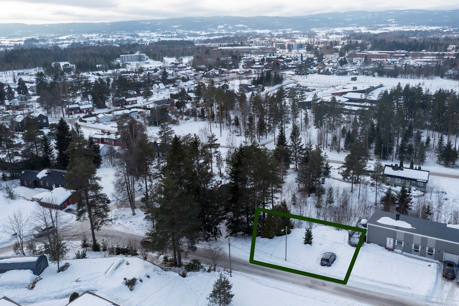Fra eiendommen er det kort vei til barnehage, barneskole, ungdomsskole og videregående skole.