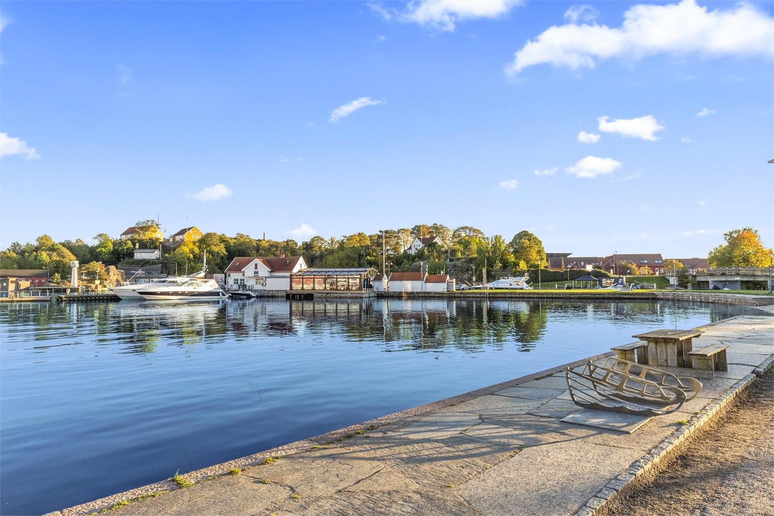 Promenaden sett mot Fiskebrygga og Odderøya som er et nydelig turområde med søndagsåpen kafe, badesteder og f.eks julemarked m.m.