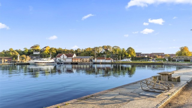 Promenaden sett mot Fiskebrygga og Odderøya som er et nydelig turområde med søndagsåpen kafe, badesteder og f.eks julemarked m.m.