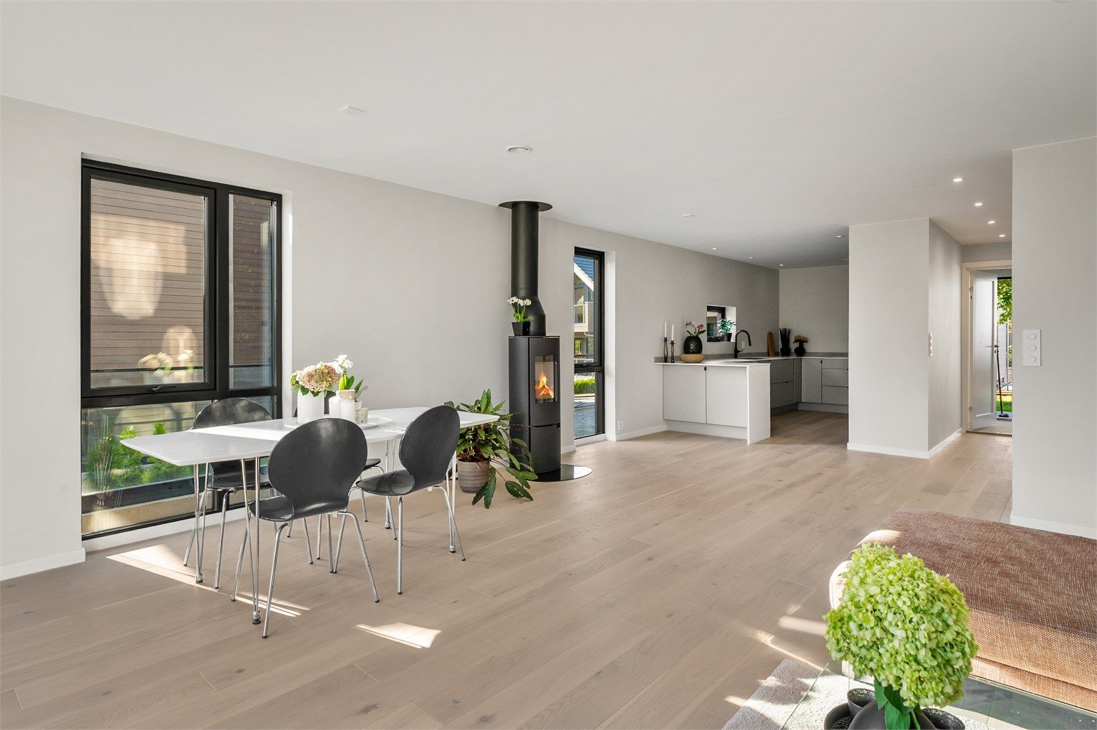 Spisestue mot kjøkken i 1. etasje. 