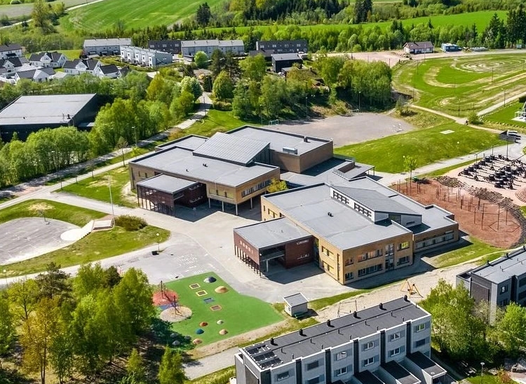 Spikkestad barneskole ligger i umiddelbar nærhet 