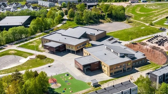 Spikkestad barneskole ligger i umiddelbar nærhet