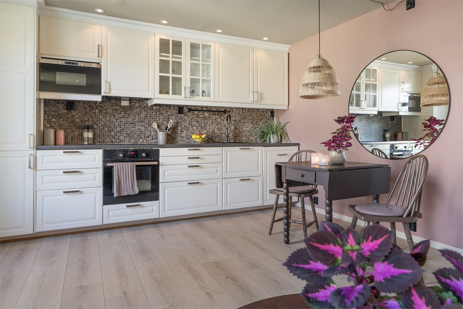 Romslig stue- og kjøkkenløsning på 21 kvm.