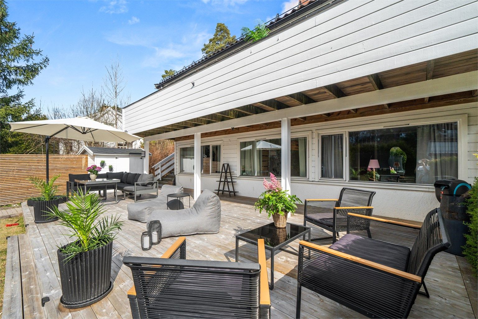 Vestvendt markterrasse med terrassebord fra 2020. Disponeres av denne seksjonen ihht. praksis i sameiet (opprinnelig fellesareal)