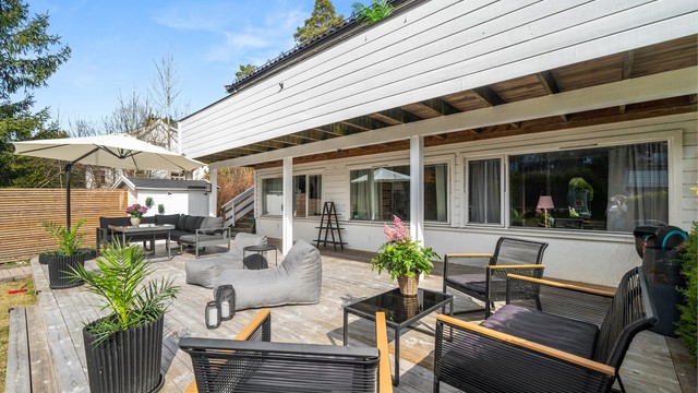 Vestvendt markterrasse med terrassebord fra 2020. Disponeres av denne seksjonen ihht. praksis i sameiet (opprinnelig fellesareal)