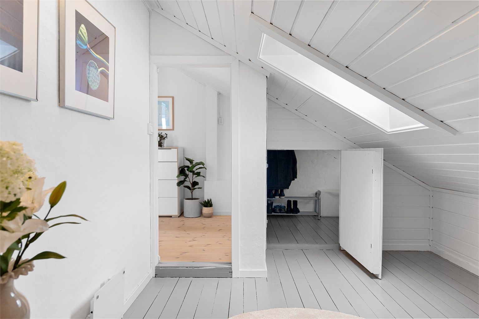 - 3. rommet er en romslig bod med tilkomst til et lite kott -