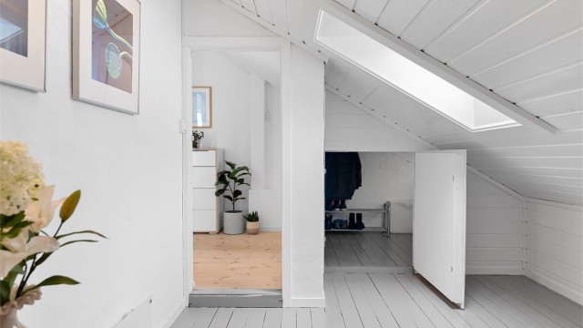 - 3. rommet er en romslig bod med tilkomst til et lite kott -