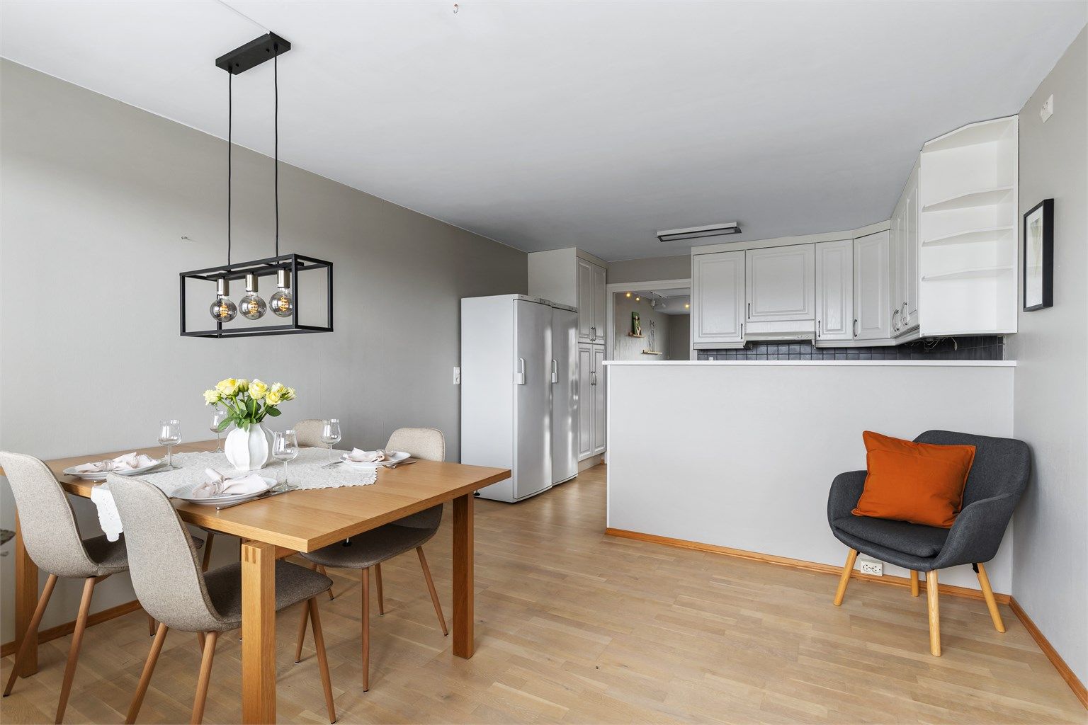 Spisestuen er en naturlig del av kjøkkenområdet, med plass til et stort spisebord.