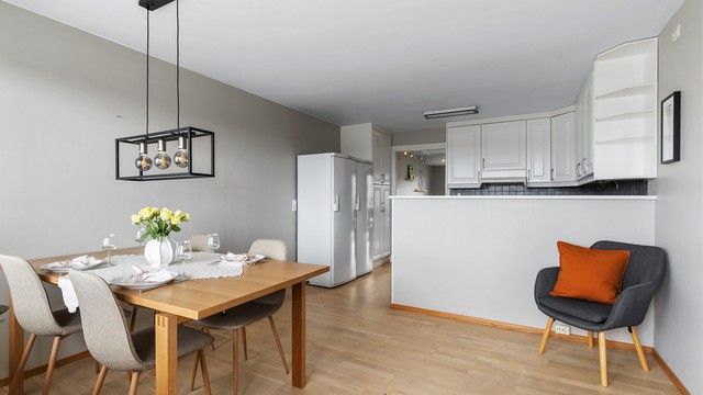 Spisestuen er en naturlig del av kjøkkenområdet, med plass til et stort spisebord.