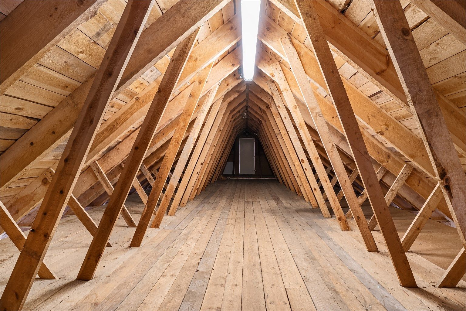 Uinnredet råloft (med adkomst via trapp fra garasje/adkomst via dør fra innredet loft) stedvis kledd med panelbord og synlige taksperrer