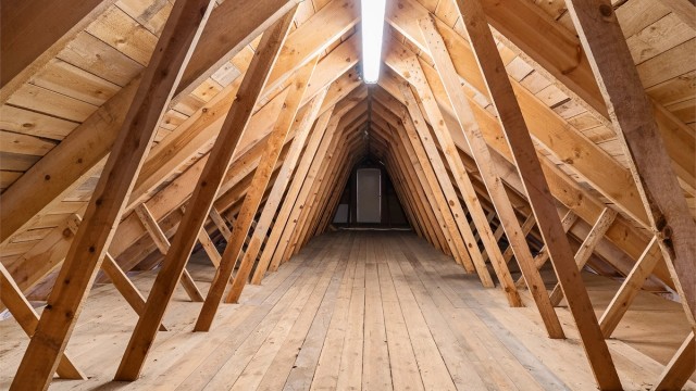 Uinnredet råloft (med adkomst via trapp fra garasje/adkomst via dør fra innredet loft) stedvis kledd med panelbord og synlige taksperrer
