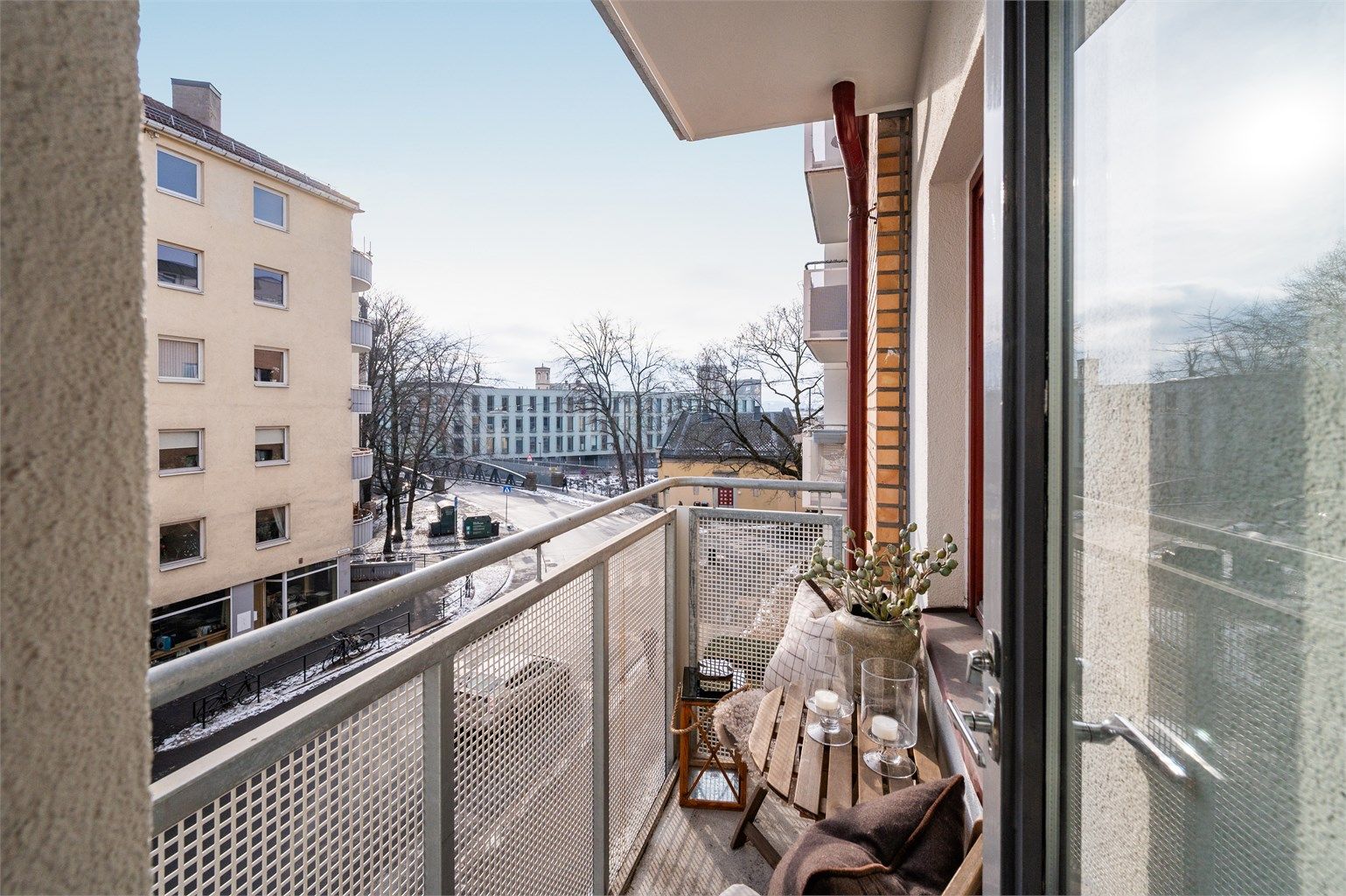 Balkongen har plass til en sittegruppe og gir utsyn over nabolaget.