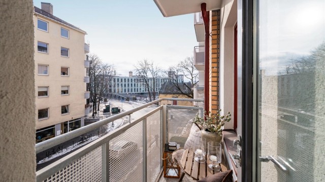 Balkongen har plass til en sittegruppe og gir utsyn over nabolaget.
