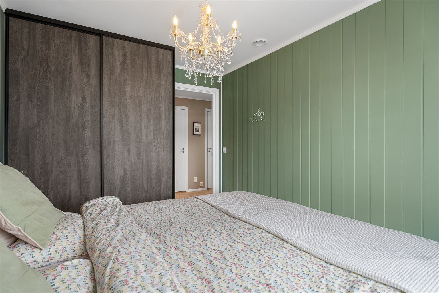 Hovedsoverommet har en skyvedørsgarderobe.