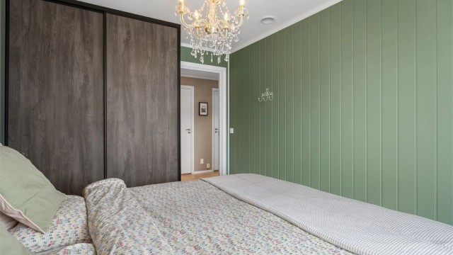 Hovedsoverommet har en skyvedørsgarderobe.
