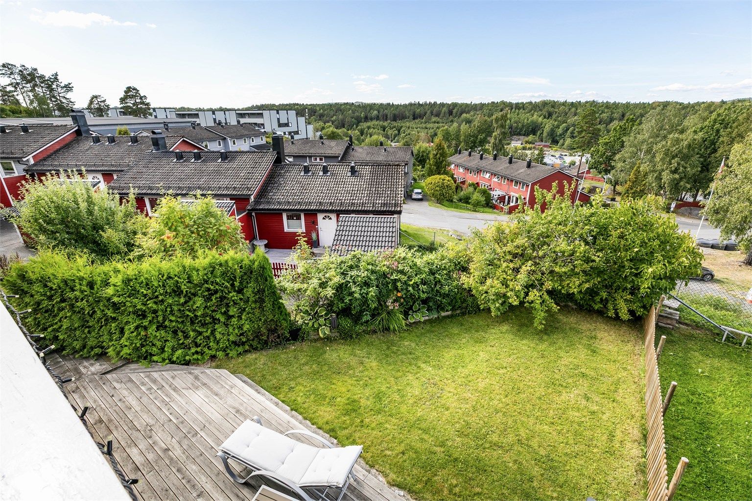 En liten og lettstelt hage er opparbeidet i senere år, med prydbusker som begrenser innsyn også til terrassen.
