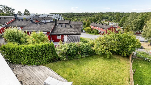 En liten og lettstelt hage er opparbeidet i senere år, med prydbusker som begrenser innsyn også til terrassen.