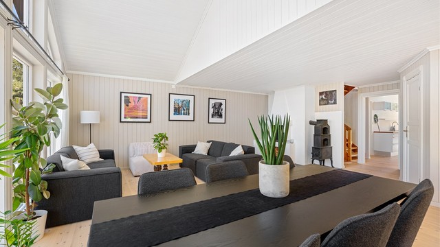 Fra stuen er det inngang til boligens andre soverom samt kjøkken, bad og entré.