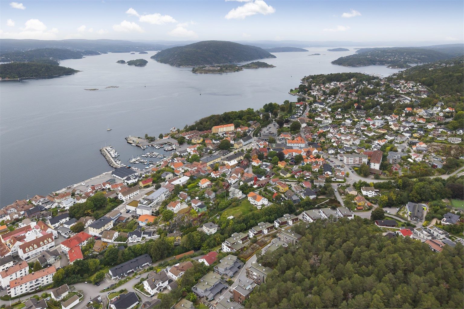 Sjarmerende Drøbak sentrum byr på et rikt kulturtilbud, spisesteder og kystliv.