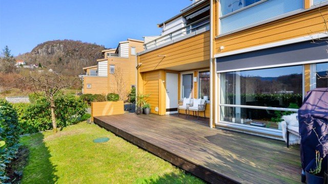 Velkommen til Kattuglebrotet 25E presentert av Krogsveen v/ Thomas Hauge. Stor 4 roms eierleilighet med hage og 27 kvm terrasse.