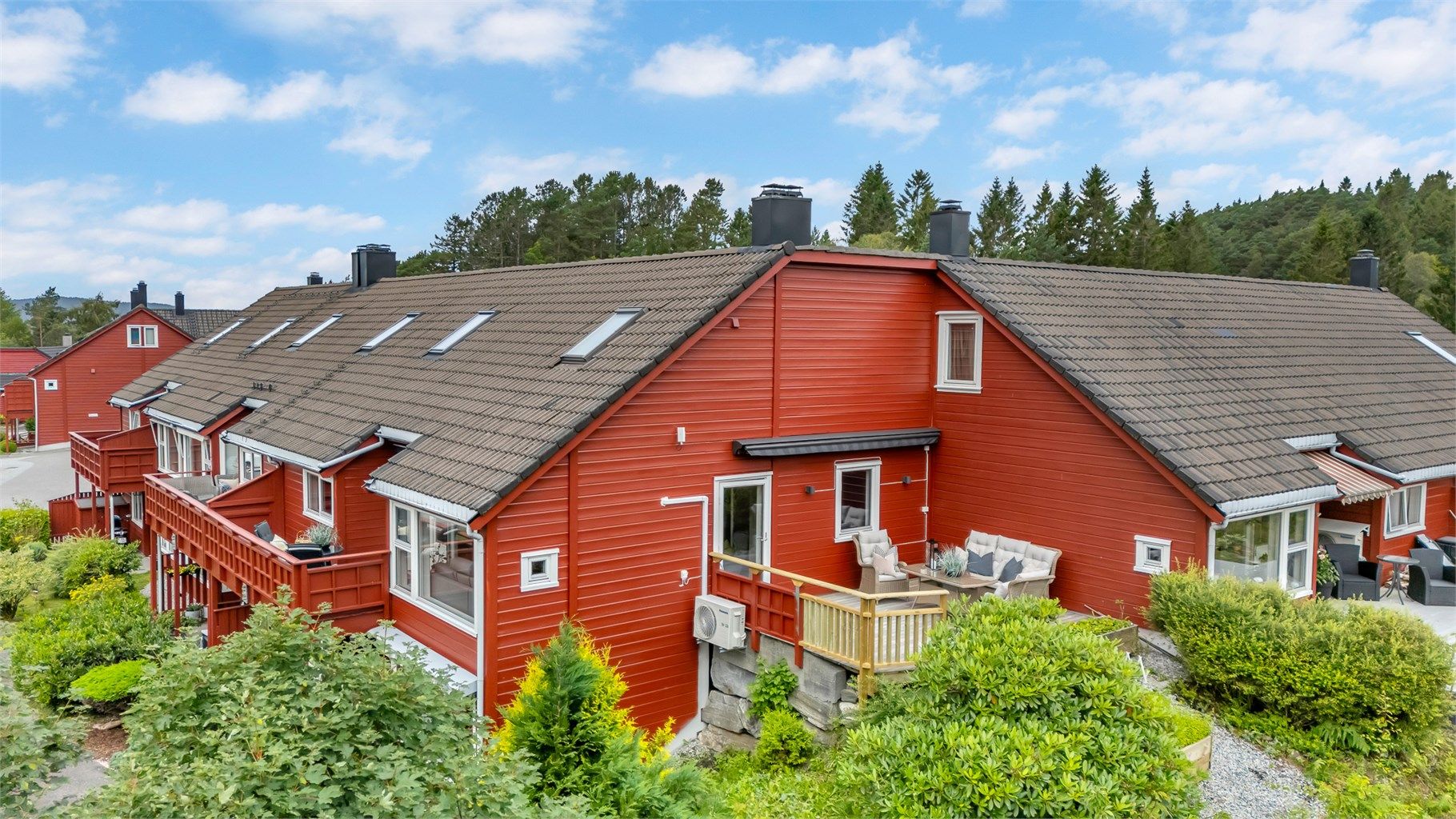 Åstveittunet sameie er et rolig og idyllisk beliggende boligtun tegnet av arkitektene Bjerk og Bjørge. Sameiet består av 26 boliger og er forbeholdt seniorer som har fylt 55 år.