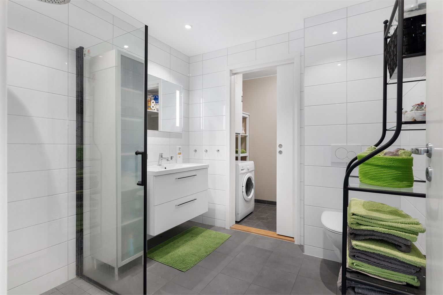 Praktisk løsning med bad og vaskerom vegg i vegg