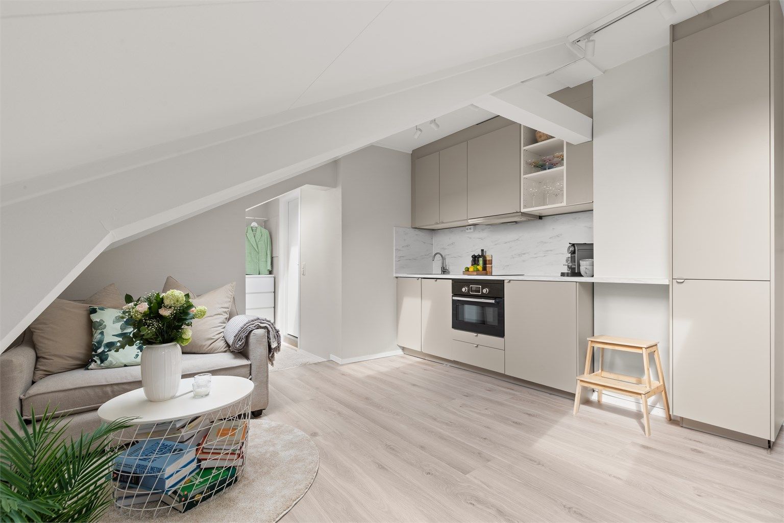 Leiligheten har en effektiv planløsning med svært gode lysforhold fra store vindusflater.