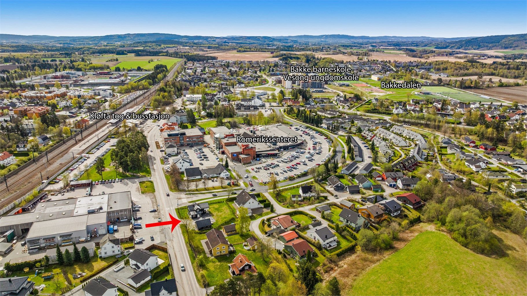 Boligen har en meget sentral beliggenhet med kort vei til togstasjon og servicetilbud. 