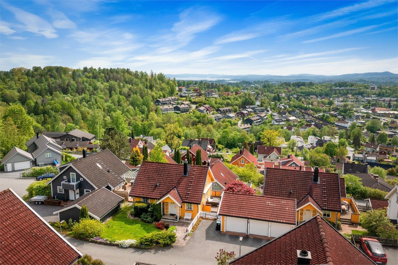 Fra boligen ser man utover Kolsås og Bærum.