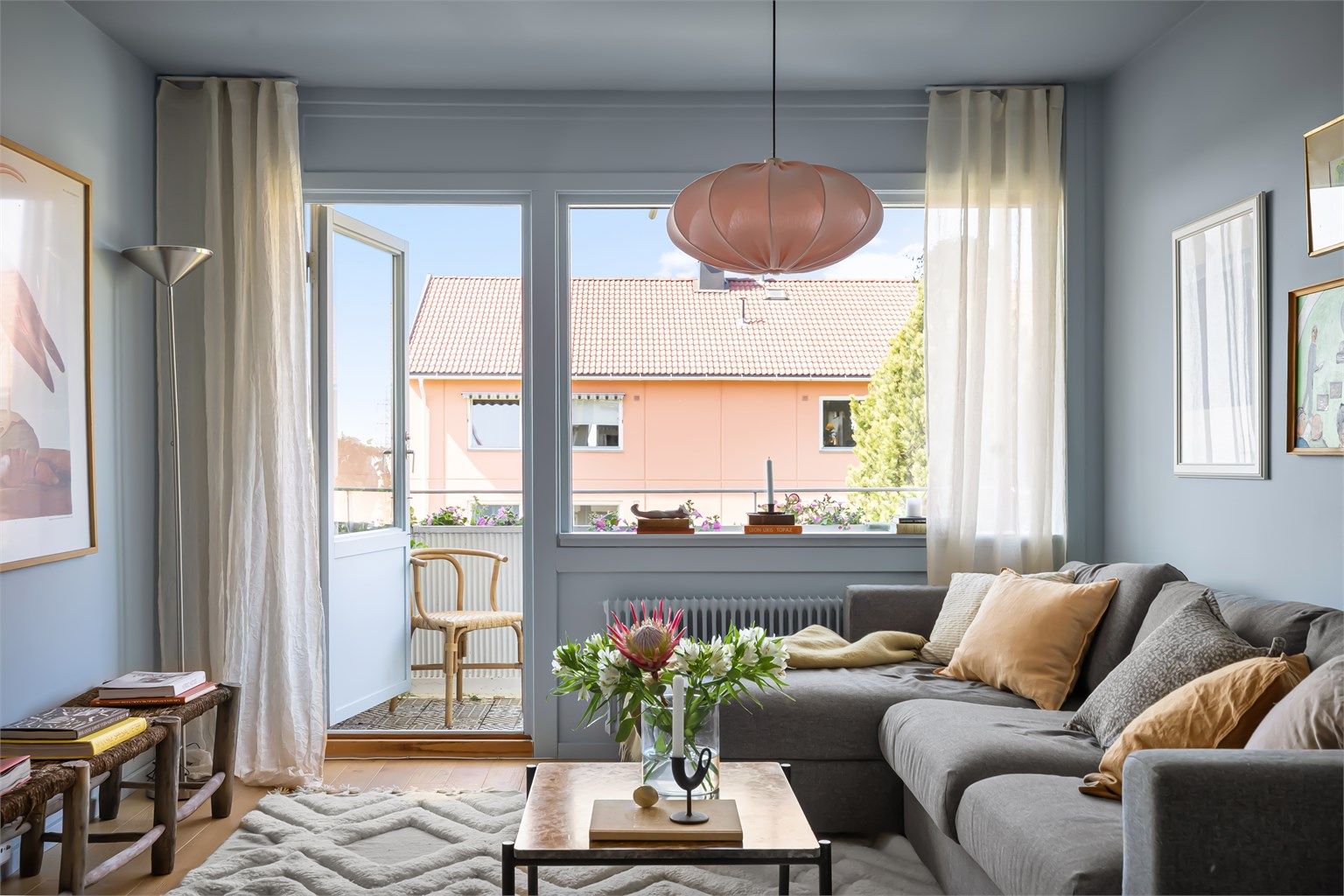 Det første som møter deg i stuen er store vindusflater og balkongdør som gir en god atmosfære