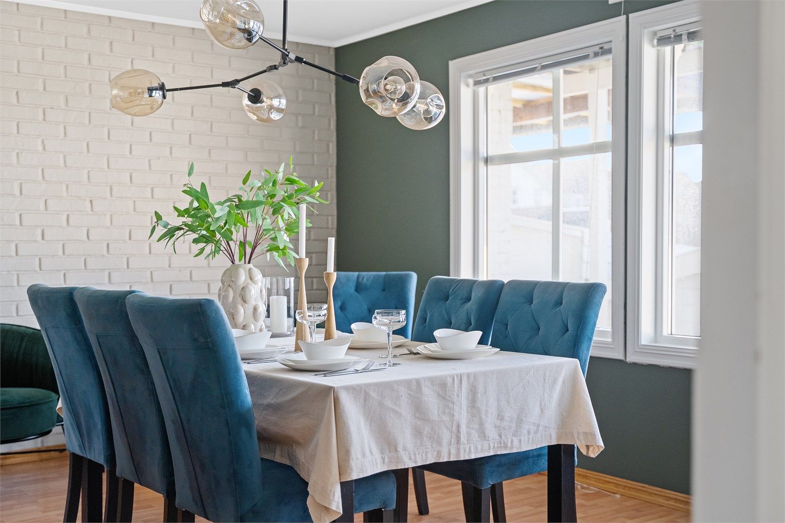 I denne etasjen er det spisestue, kjøkken og bad. 